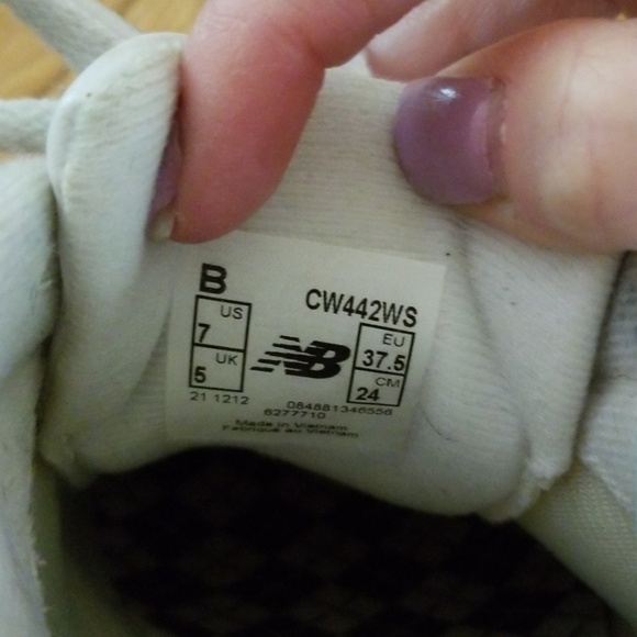 Womens New Balance - Picture 5 of 5